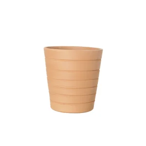 Maceta pequeña en color terracota, ideal para proyectos de jardinería.