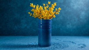 jarron esmaltado azul de cerámica artesanal decorativa con flores amarillas