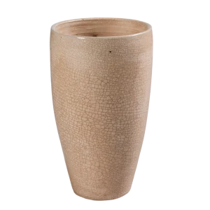 Jarrón alto de cerámica artesanal beige con acabado texturizado, diseñado para interiores exclusivos. Distribuido por exportadores de cerámica artesanal.