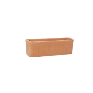 Jardinera de barro para exterior de forma cuadrada, perfecta para combinar con composiciones vegetales en patios o entradas de viviendas.
