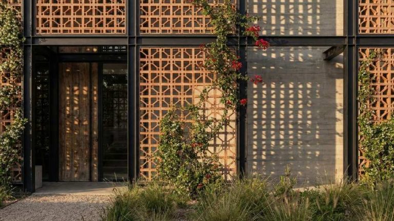 ejemplo de celosÃa de barro en una fachada con vigas de hierro