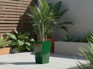 Fotografía aislada de la maceta modelo 'Algarve', un diseño cuadrado y alto en terracota, ideal para elegir maceta exterior que necesita profundidad para raíces o que busca un efecto escultural y moderno.